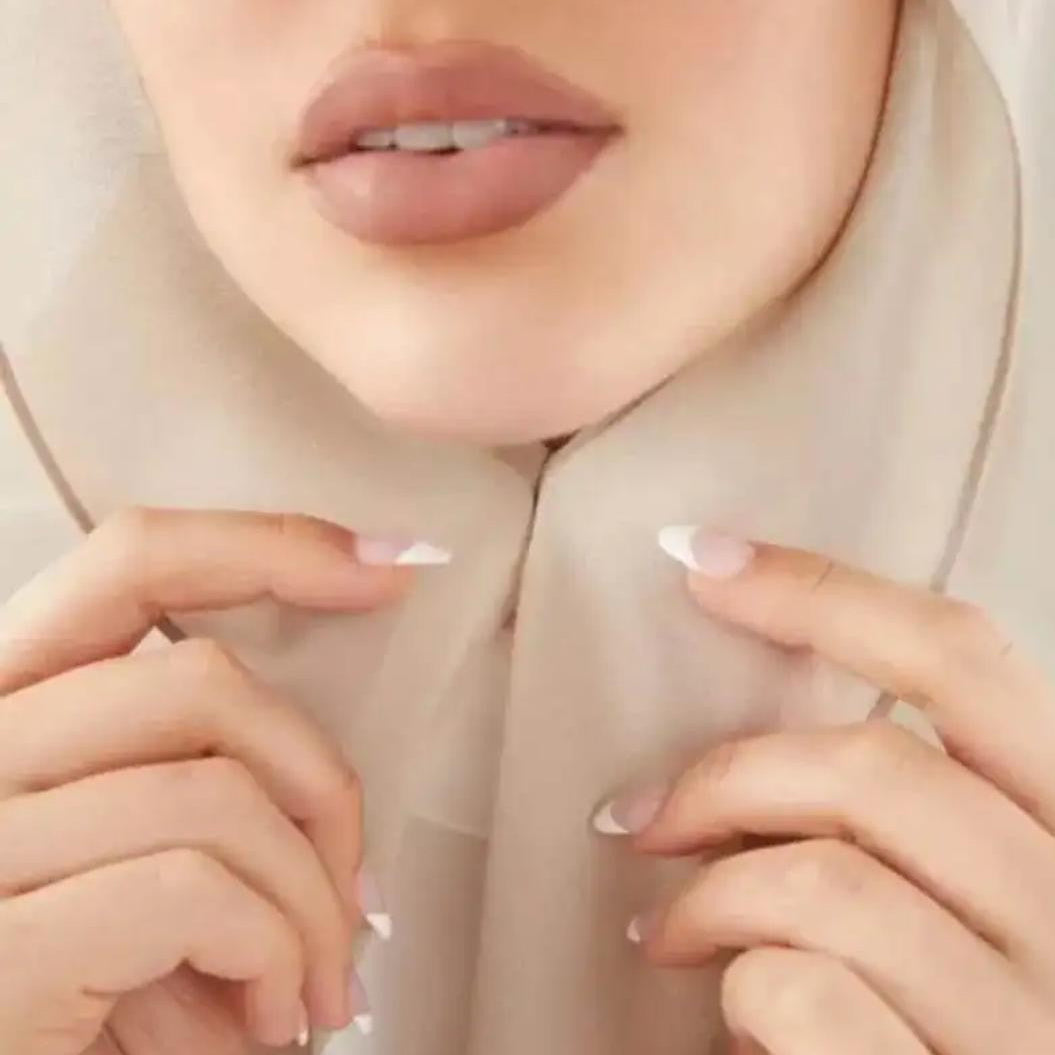 Chiffon hijab with magnetic closure