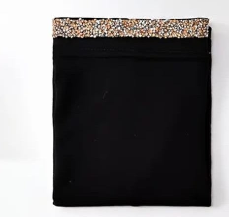 Bonnet adorned with rhinestones