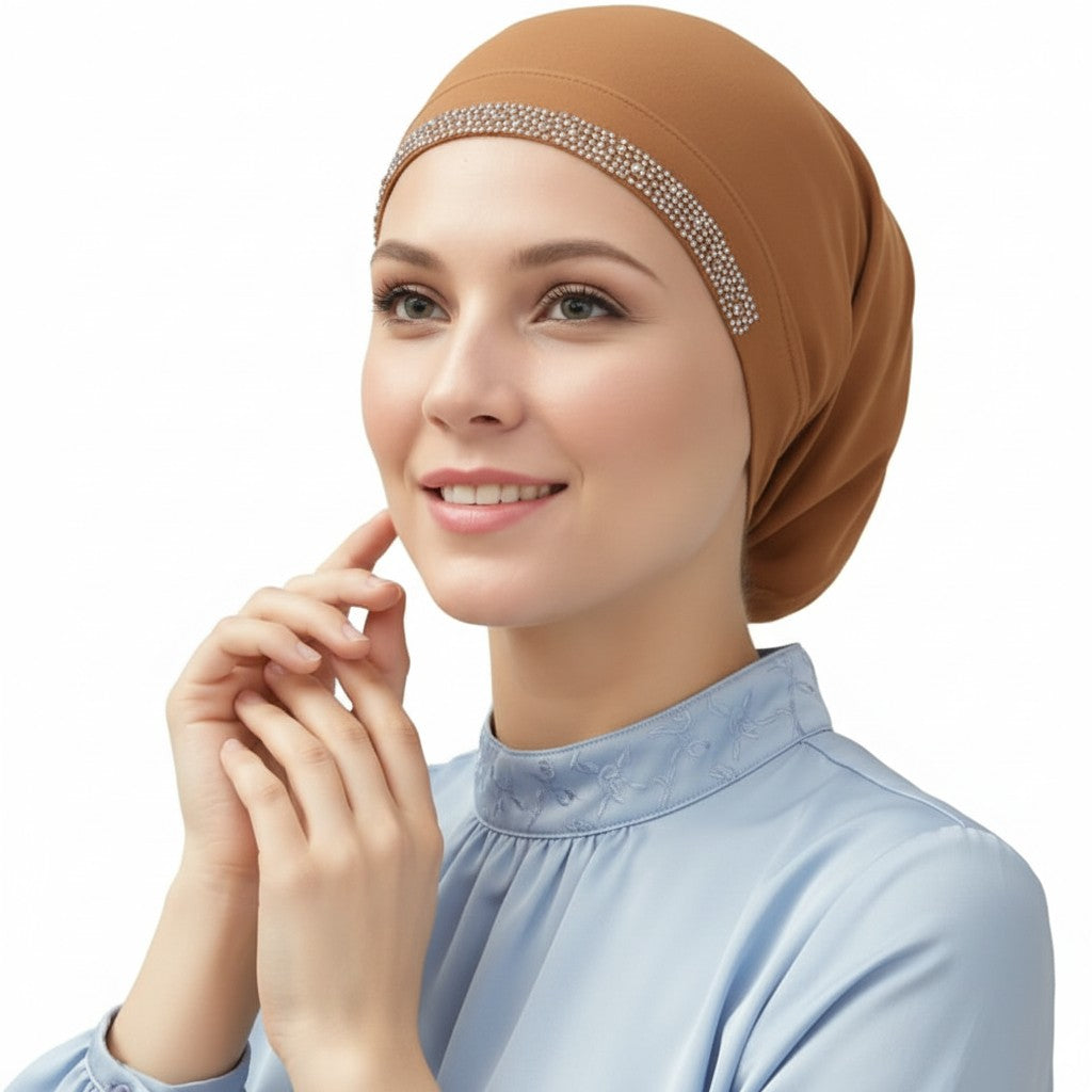 Bonnet adorned with rhinestones