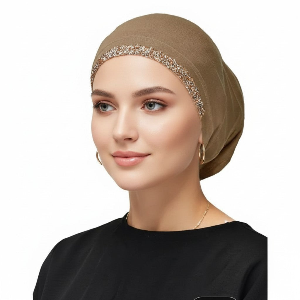 Bonnet adorned with rhinestones