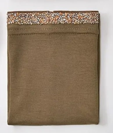 Bonnet adorned with rhinestones